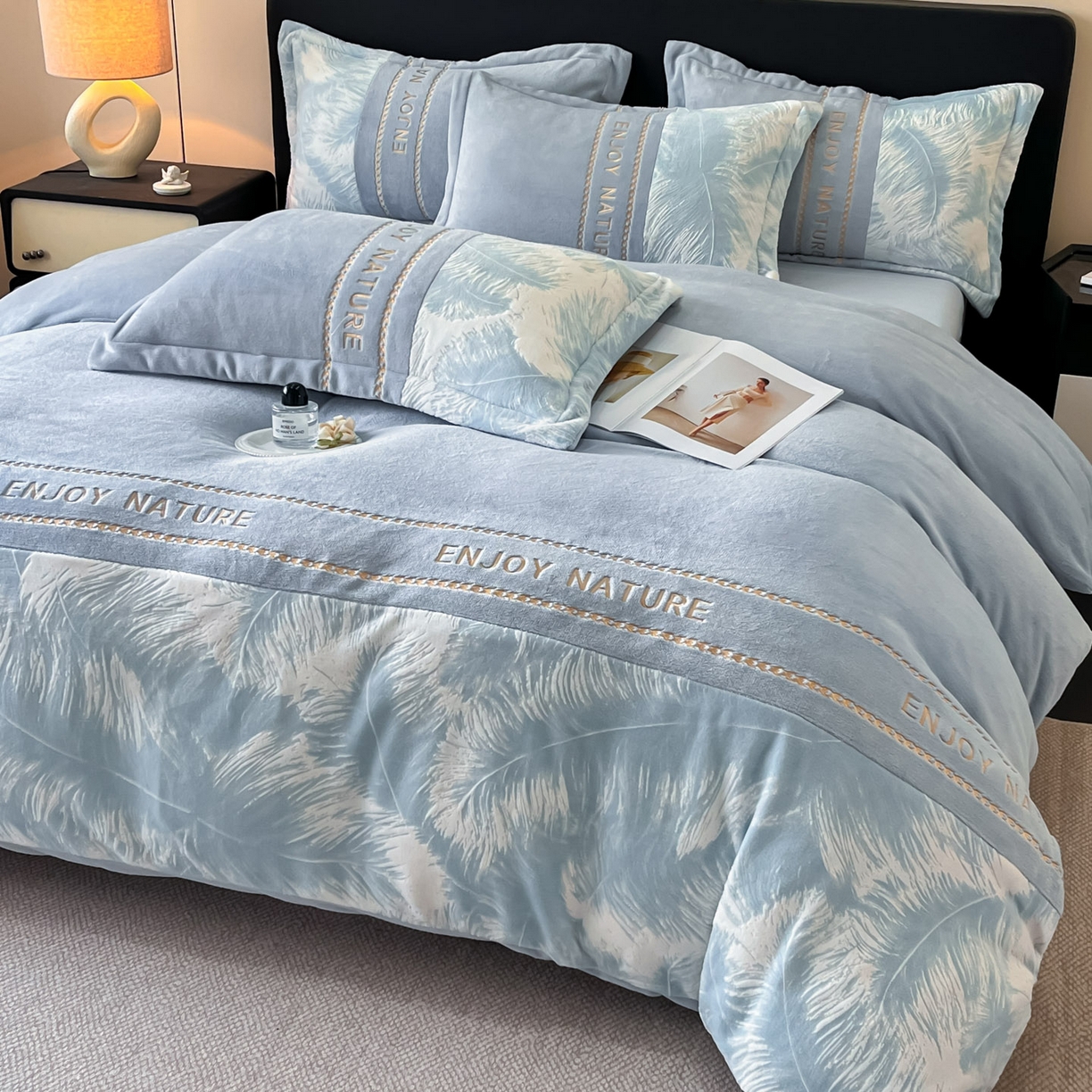 91家纺网 家纺一手货源 找家纺 博纳家纺 2025新款加厚牛奶绒雕花刺绣四件套-飞羽 控价劵后168（严格按控价来） 飞羽-繁星蓝