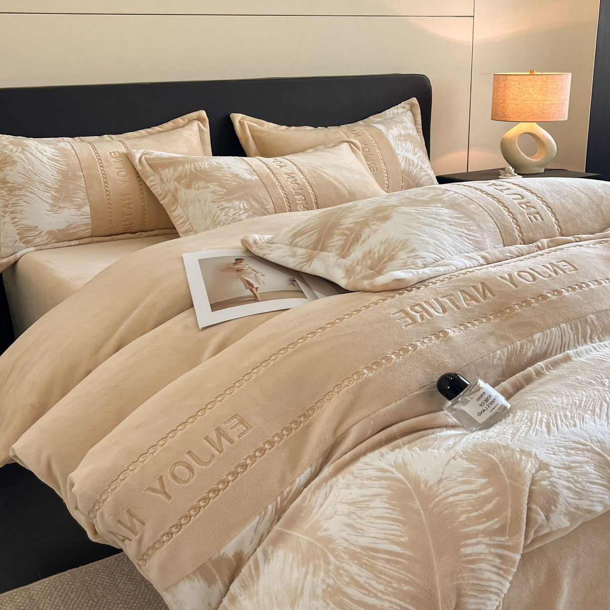 91家纺网 家纺一手货源 找家纺 博纳家纺 2025新款加厚牛奶绒雕花刺绣四件套-飞羽 控价劵后168（严格按控价来） 飞羽-香槟