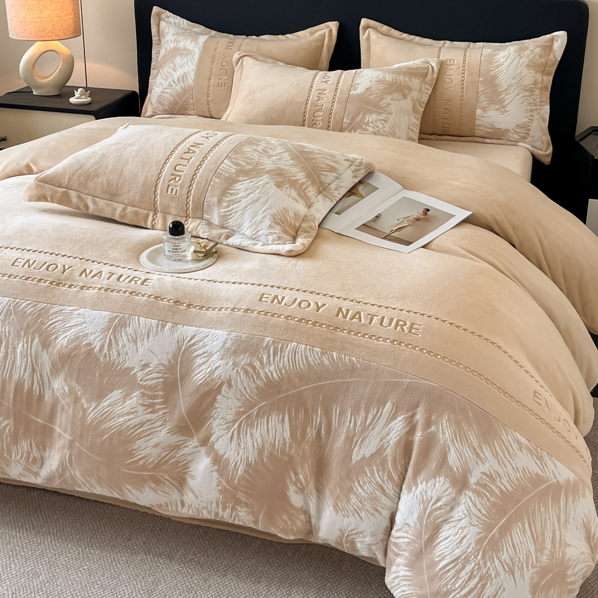 91家纺网 家纺一手货源 找家纺 博纳家纺 2025新款加厚牛奶绒雕花刺绣四件套-飞羽 控价劵后168（严格按控价来） 飞羽-香槟