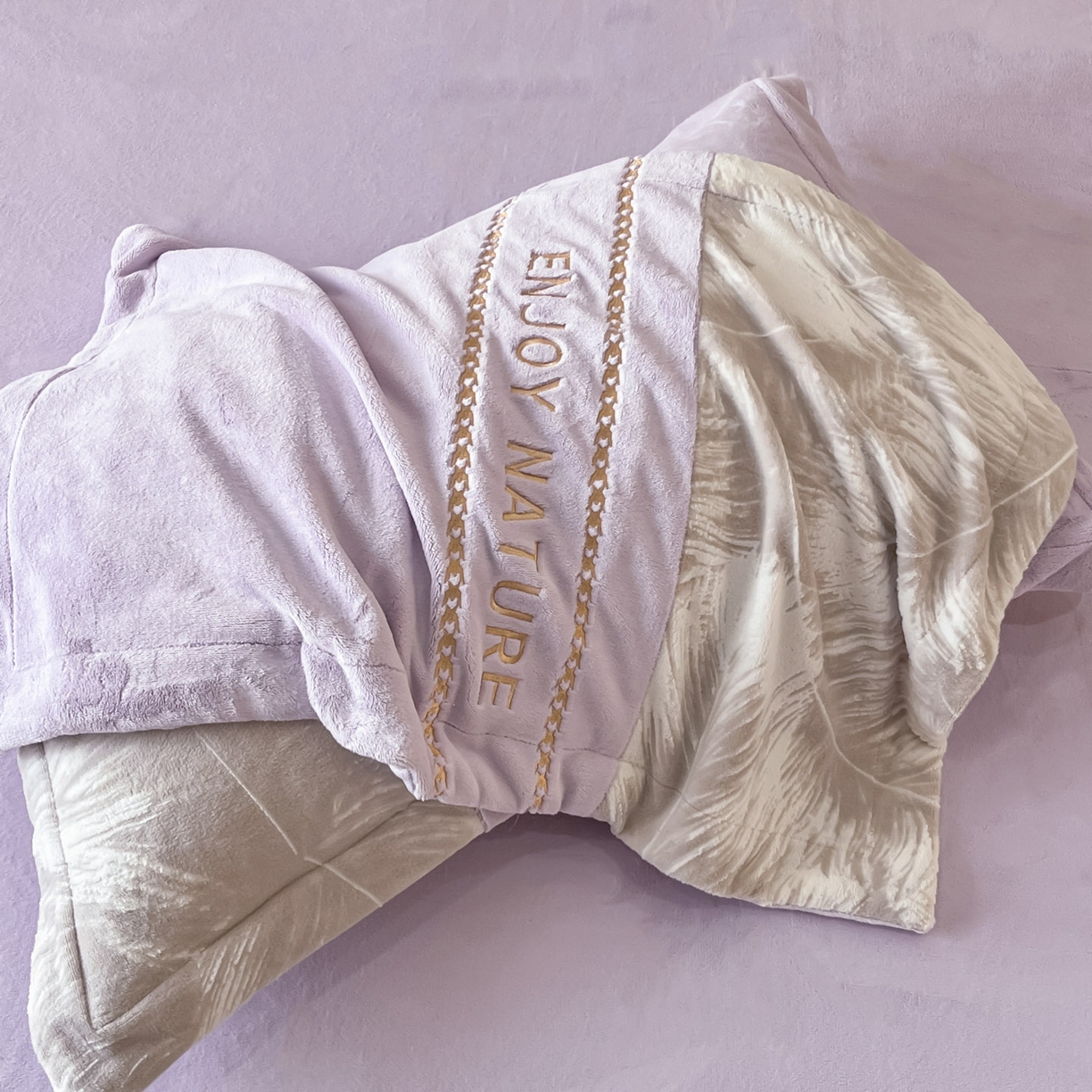 91家纺网 家纺一手货源 找家纺 博纳家纺 2025新款加厚牛奶绒雕花刺绣四件套-飞羽 控价劵后168（严格按控价来） 飞羽-浅紫