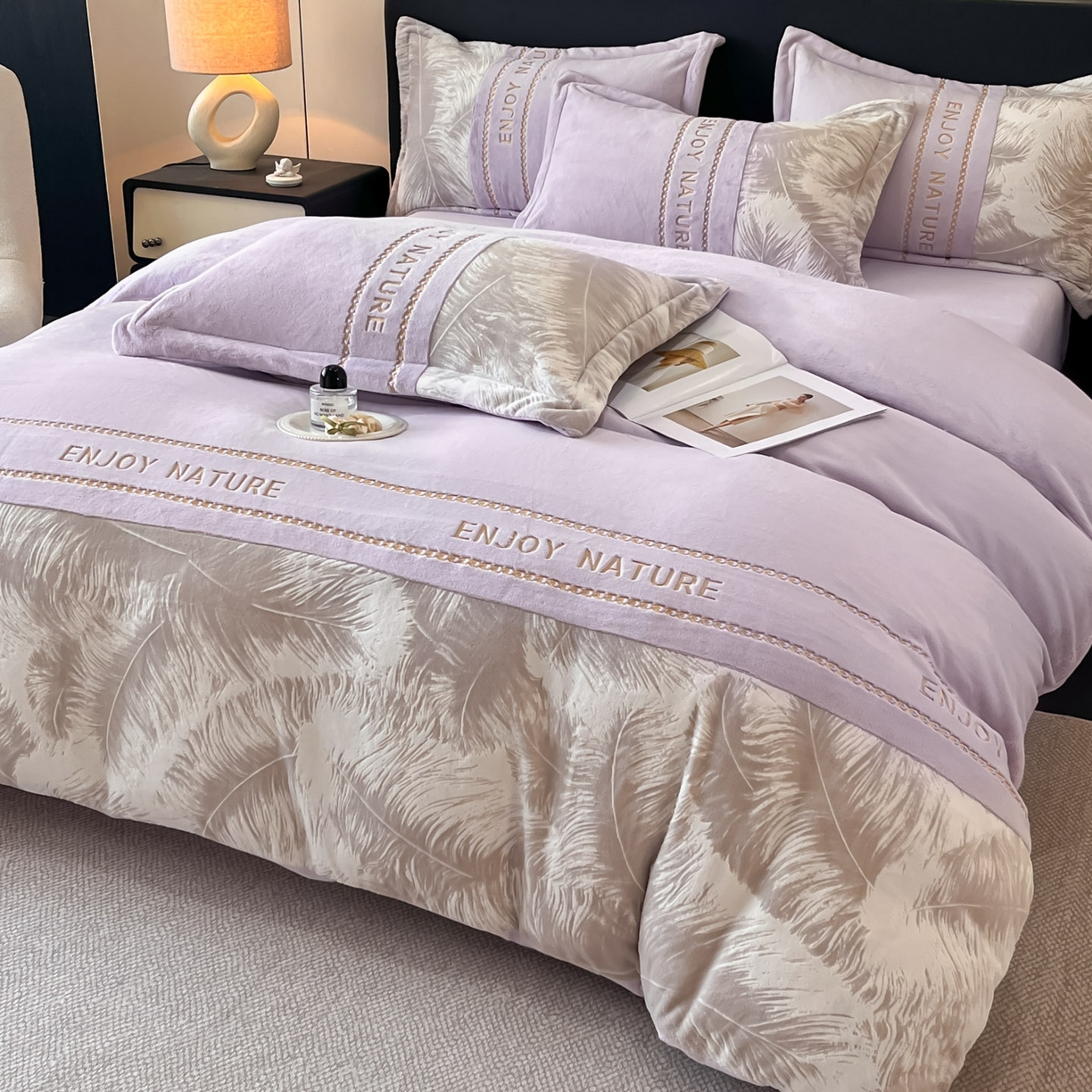 91家纺网 家纺一手货源 找家纺 博纳家纺 2025新款加厚牛奶绒雕花刺绣四件套-飞羽 控价劵后168（严格按控价来） 飞羽-浅紫