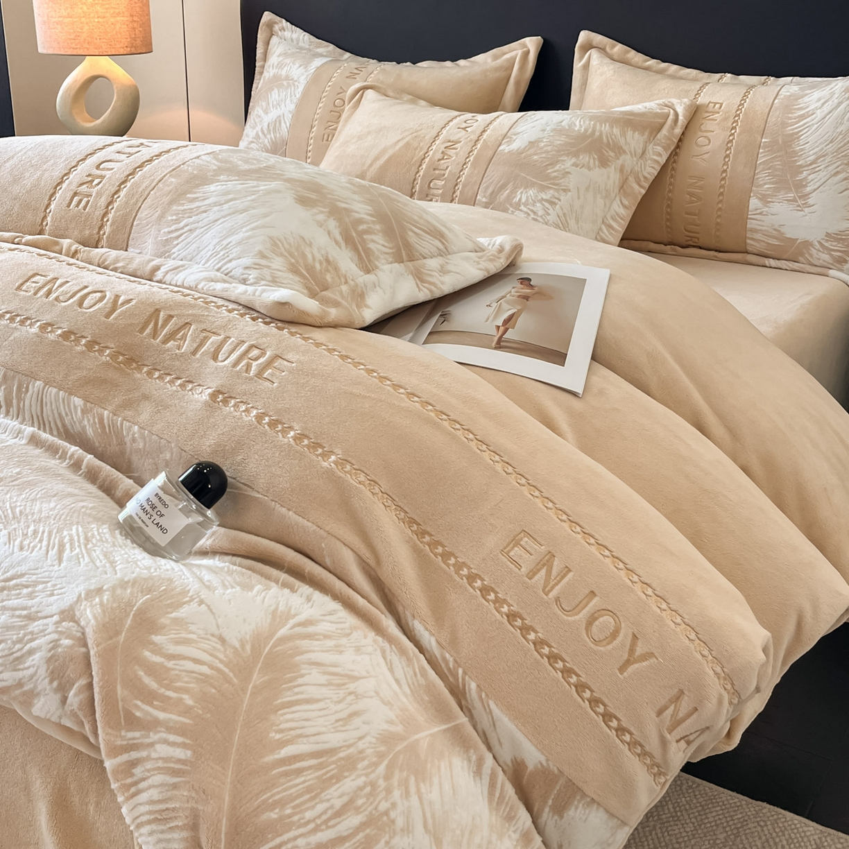 91家纺网 家纺一手货源 找家纺 博纳家纺 2025新款加厚牛奶绒雕花刺绣四件套-飞羽 控价劵后168（严格按控价来） 飞羽-香槟