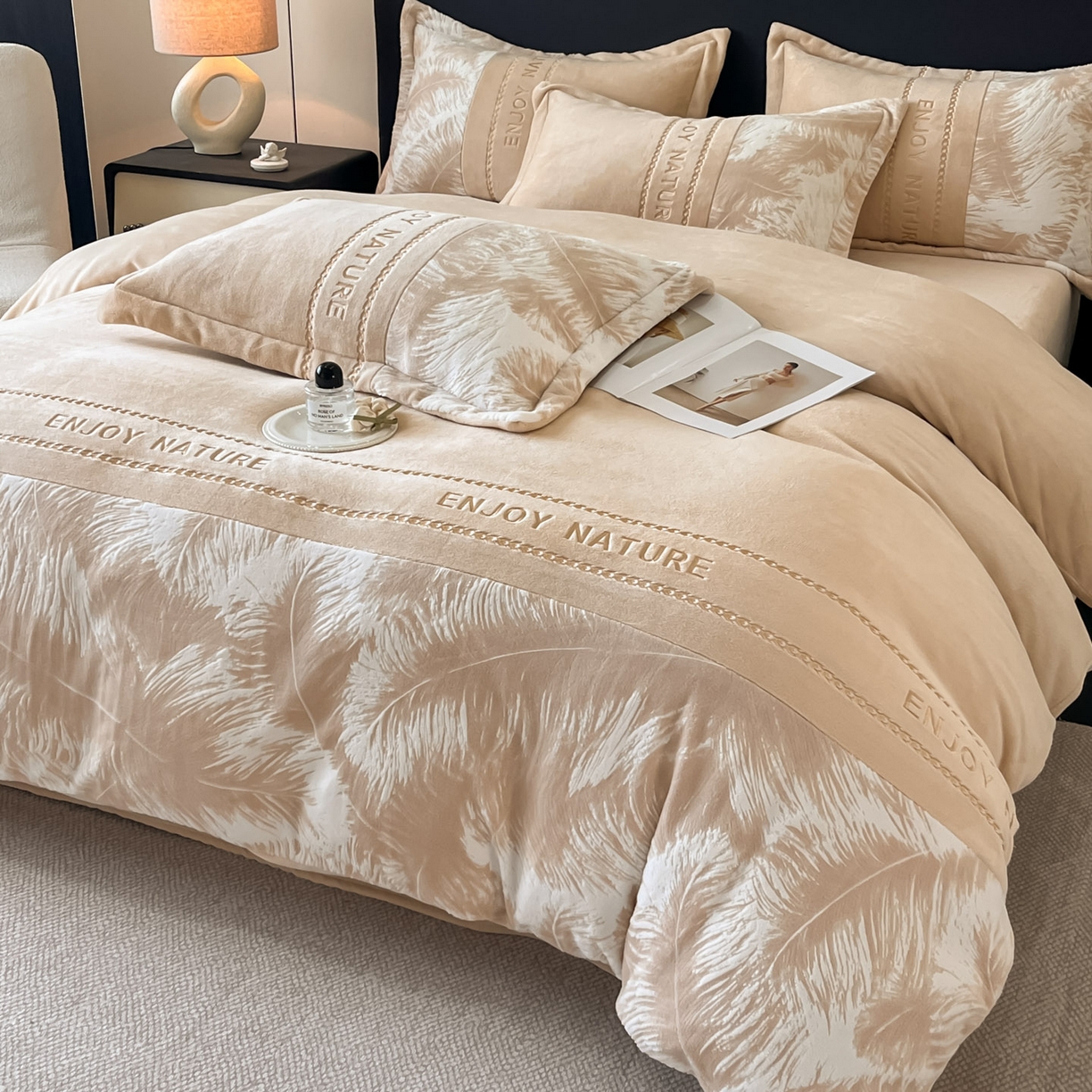 91家纺网 家纺一手货源 找家纺 博纳家纺 2025新款加厚牛奶绒雕花刺绣四件套-飞羽 控价劵后168（严格按控价来） 飞羽-香槟