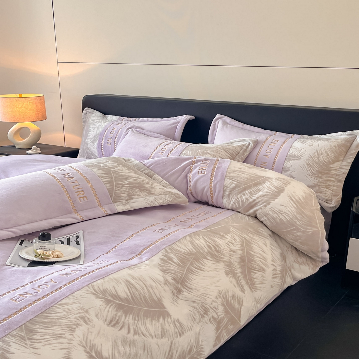 91家纺网 家纺一手货源 找家纺 博纳家纺 2025新款加厚牛奶绒雕花刺绣四件套-飞羽 控价劵后168（严格按控价来） 飞羽-浅紫