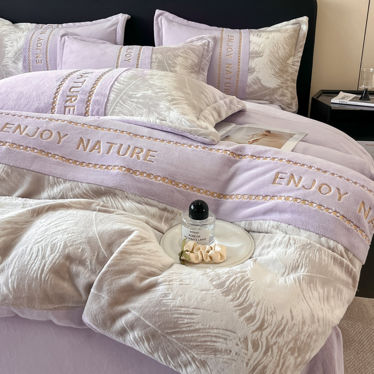 91家纺网 家纺一手货源 找家纺 博纳家纺 2025新款加厚牛奶绒雕花刺绣四件套-飞羽 控价劵后168（严格按控价来） 飞羽-浅紫