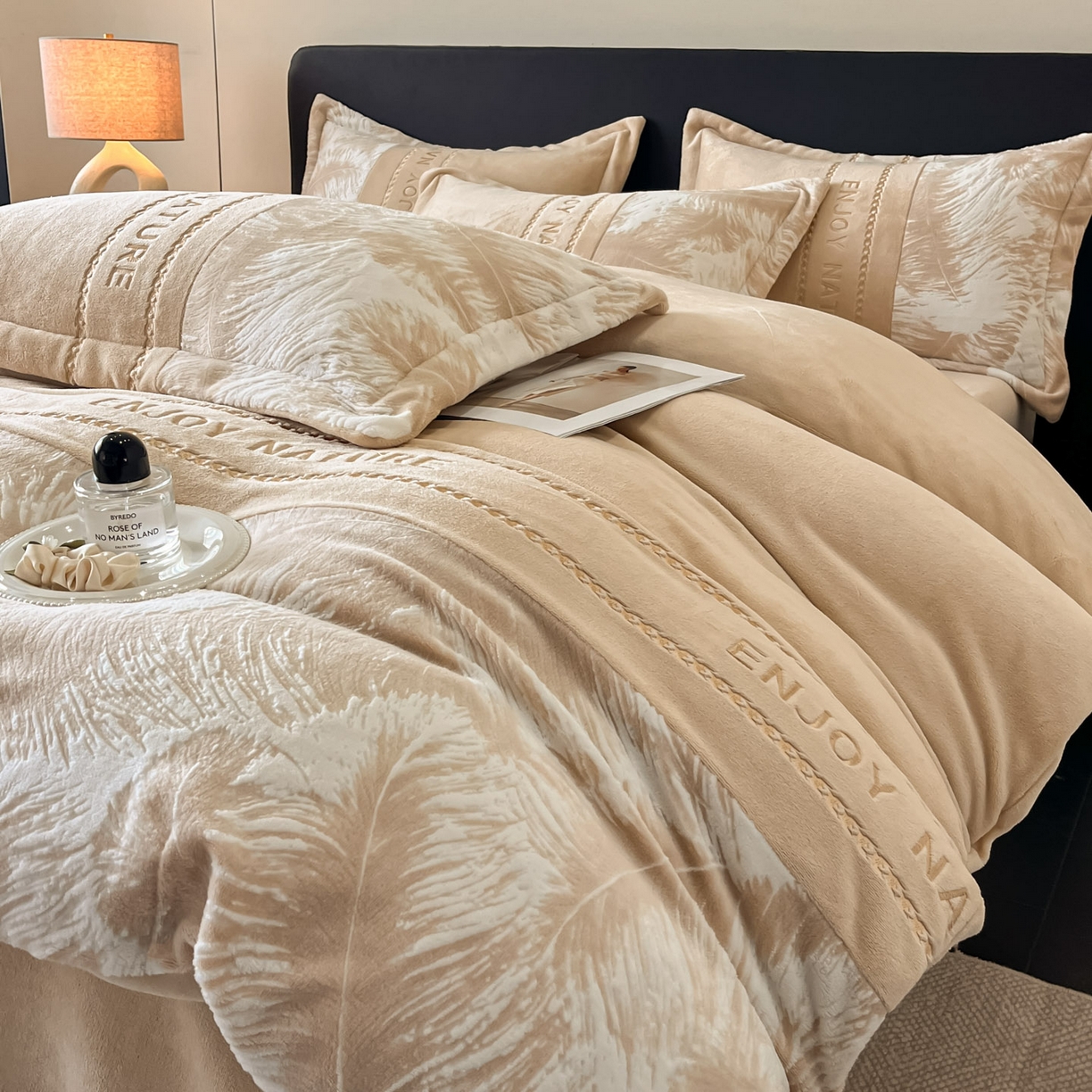 91家纺网 家纺一手货源 找家纺 博纳家纺 2025新款加厚牛奶绒雕花刺绣四件套-飞羽 控价劵后168（严格按控价来） 飞羽-香槟