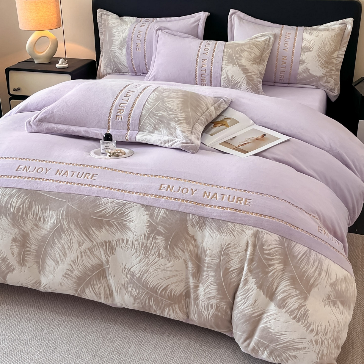 91家纺网 家纺一手货源 找家纺 博纳家纺 2025新款加厚牛奶绒雕花刺绣四件套-飞羽 控价劵后168（严格按控价来） 飞羽-浅紫