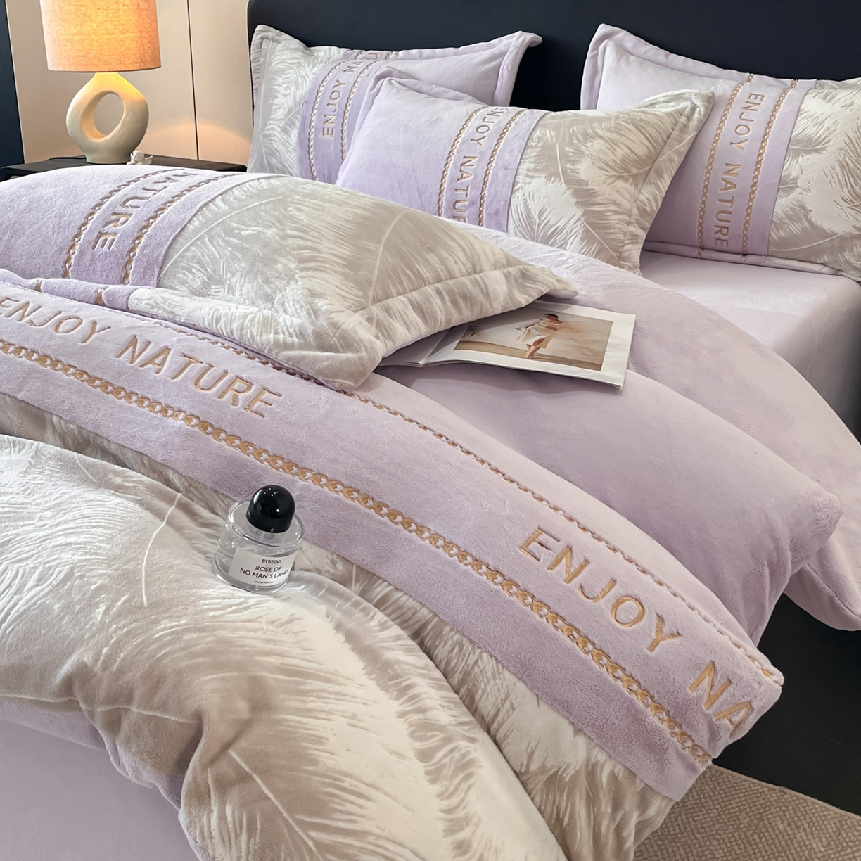 91家纺网 家纺一手货源 找家纺 博纳家纺 2025新款加厚牛奶绒雕花刺绣四件套-飞羽 控价劵后168（严格按控价来） 飞羽-浅紫