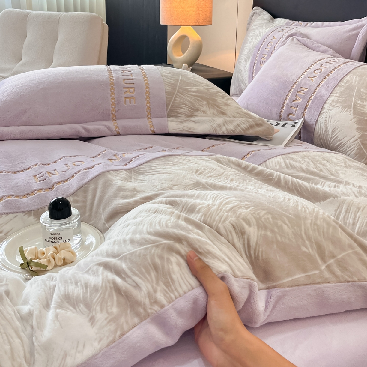 91家纺网 家纺一手货源 找家纺 博纳家纺 2025新款加厚牛奶绒雕花刺绣四件套-飞羽 控价劵后168（严格按控价来） 飞羽-浅紫