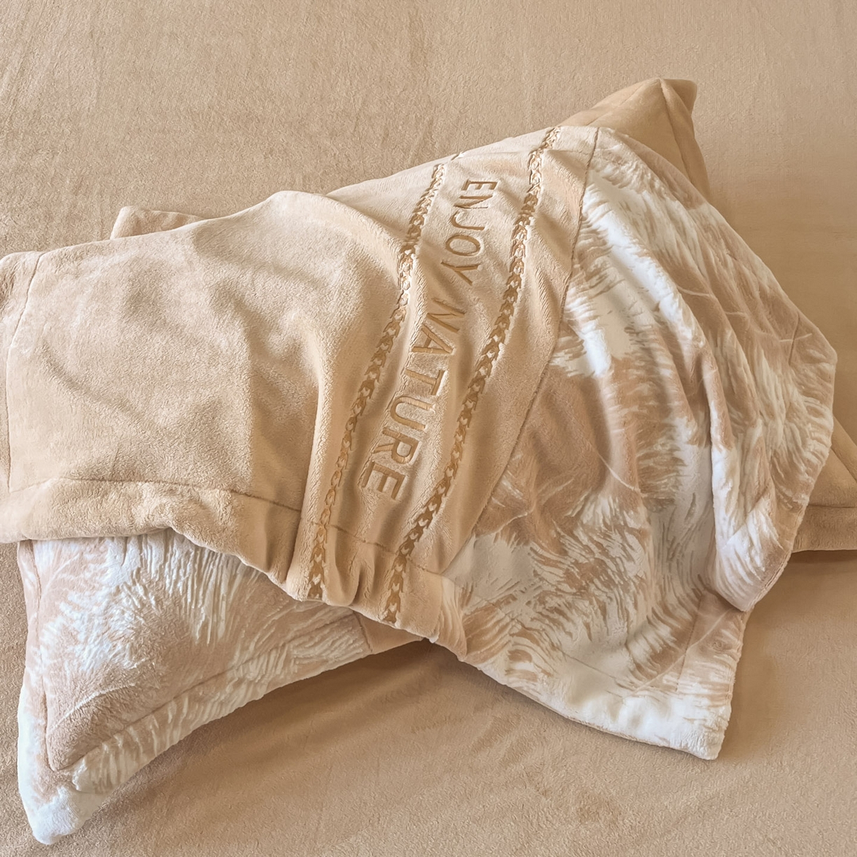 91家纺网 家纺一手货源 找家纺 博纳家纺 2025新款加厚牛奶绒雕花刺绣四件套-飞羽 控价劵后168（严格按控价来） 飞羽-香槟