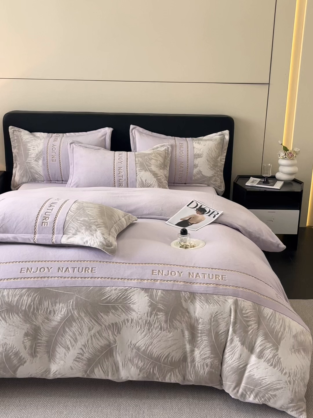 91家纺网 家纺一手货源 找家纺 博纳家纺 2025新款加厚牛奶绒雕花刺绣四件套-飞羽 控价劵后168（严格按控价来） 飞羽-浅紫