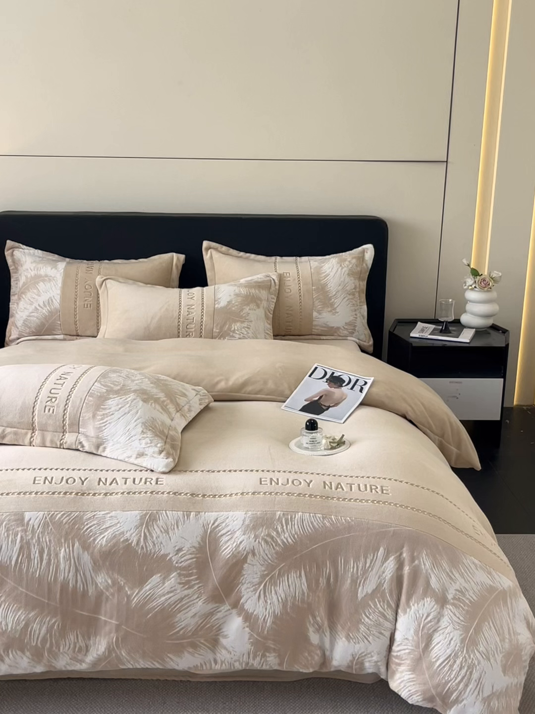 91家纺网 家纺一手货源 找家纺 博纳家纺 2025新款加厚牛奶绒雕花刺绣四件套-飞羽 控价劵后168（严格按控价来） 飞羽-香槟