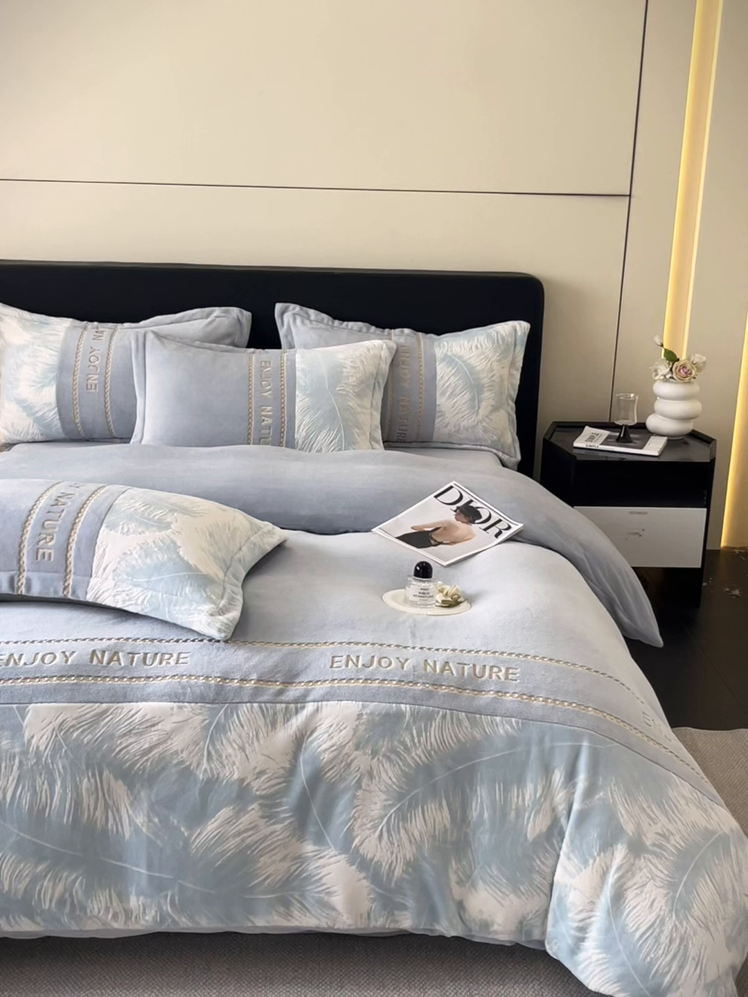 91家纺网 家纺一手货源 找家纺 博纳家纺 2025新款加厚牛奶绒雕花刺绣四件套-飞羽 控价劵后168（严格按控价来） 飞羽-繁星蓝