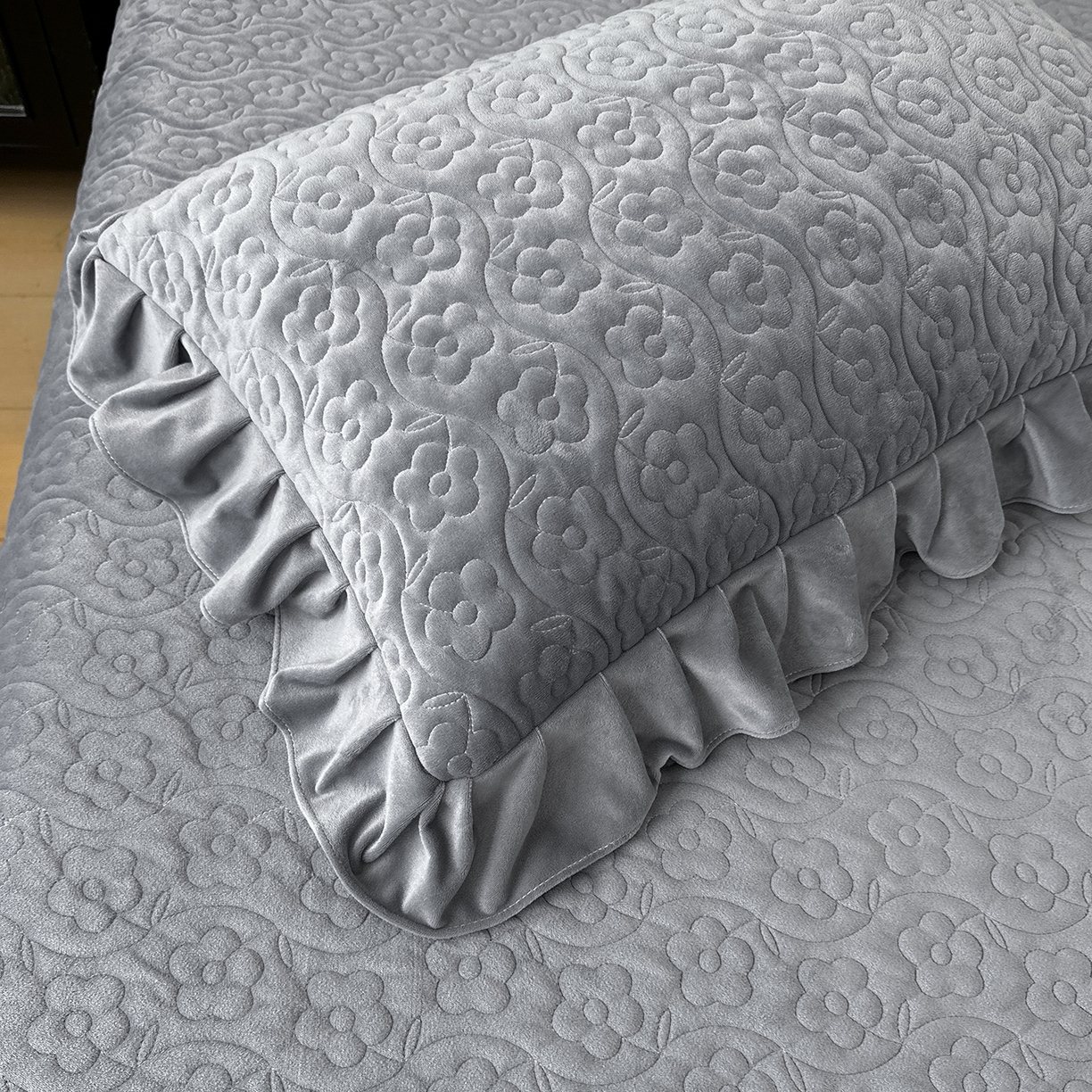 91家纺网 家纺一手货源 找家纺 情恒家纺 2025新款宝宝绒床盖三四件套玫瑰盛典 玫瑰盛典 静夜灰