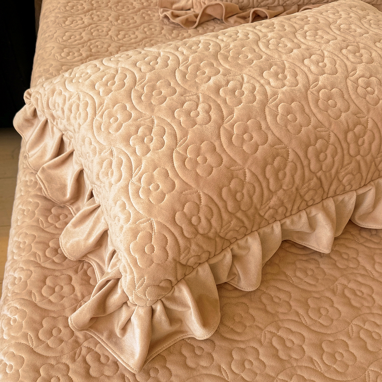 91家纺网 家纺一手货源 找家纺 情恒家纺 2025新款宝宝绒床盖三四件套玫瑰盛典 玫瑰盛典 暖驼色