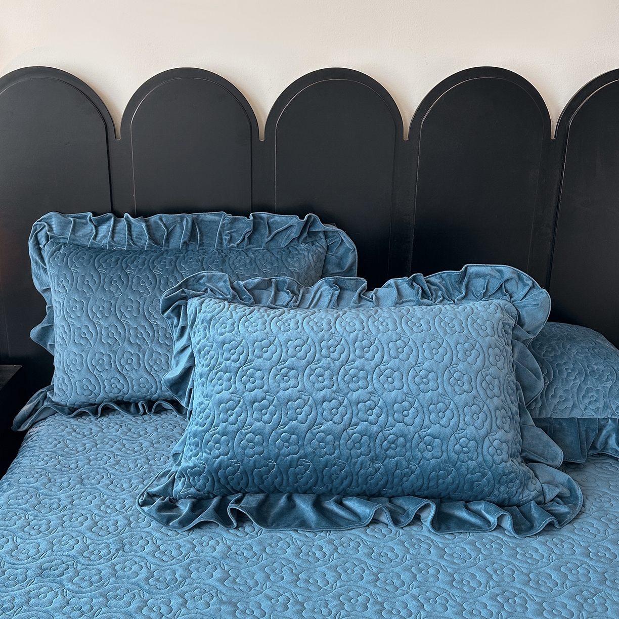 91家纺网 家纺一手货源 找家纺 情恒家纺 2025新款宝宝绒床盖三四件套玫瑰盛典 玫瑰盛典 深海蓝