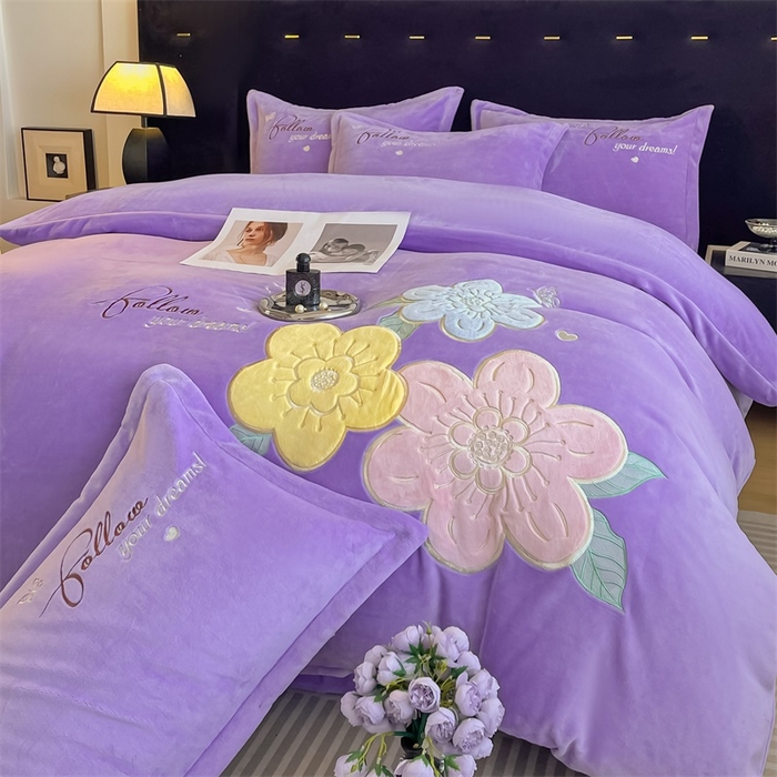 91家纺网 家纺一手货源 找家纺 绒小宣 2025新A类牛奶绒贴布绣四件套-花语 花语-浅夏紫