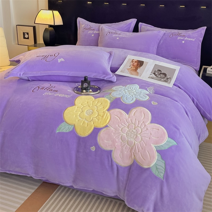 91家纺网 家纺一手货源 找家纺 绒小宣 2025新A类牛奶绒贴布绣四件套-花语 花语-浅夏紫