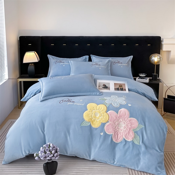 绒小宣 2025新A类牛奶绒贴布绣四件套-花语 花语-天空兰