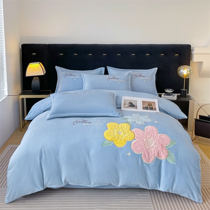 91家纺网 家纺一手货源 找家纺 绒小宣 2025新A类牛奶绒贴布绣四件套-花语 花语-天空兰