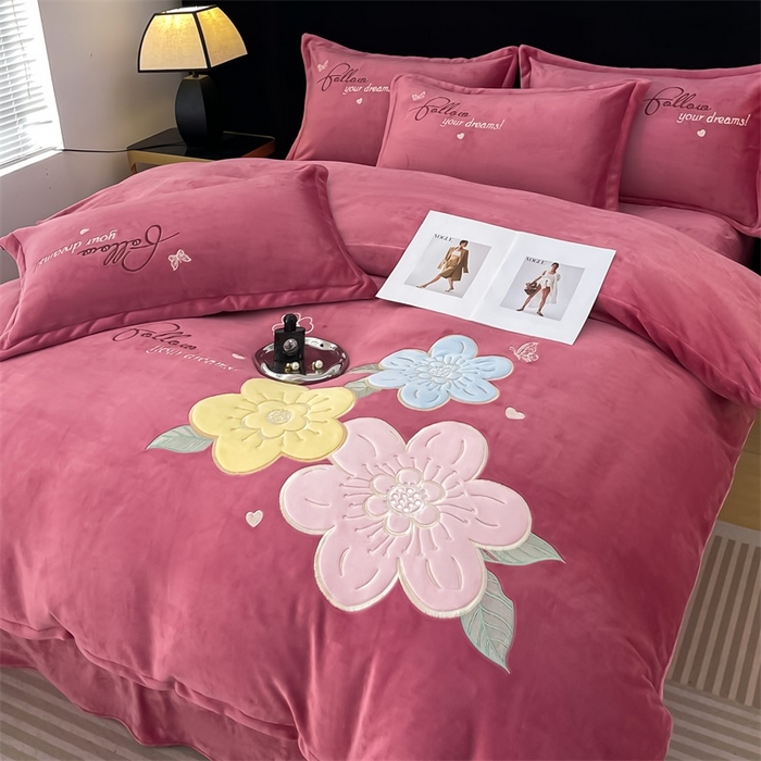 91家纺网 家纺一手货源 找家纺 绒小宣 2025新A类牛奶绒贴布绣四件套-花语 花语-豆沙色