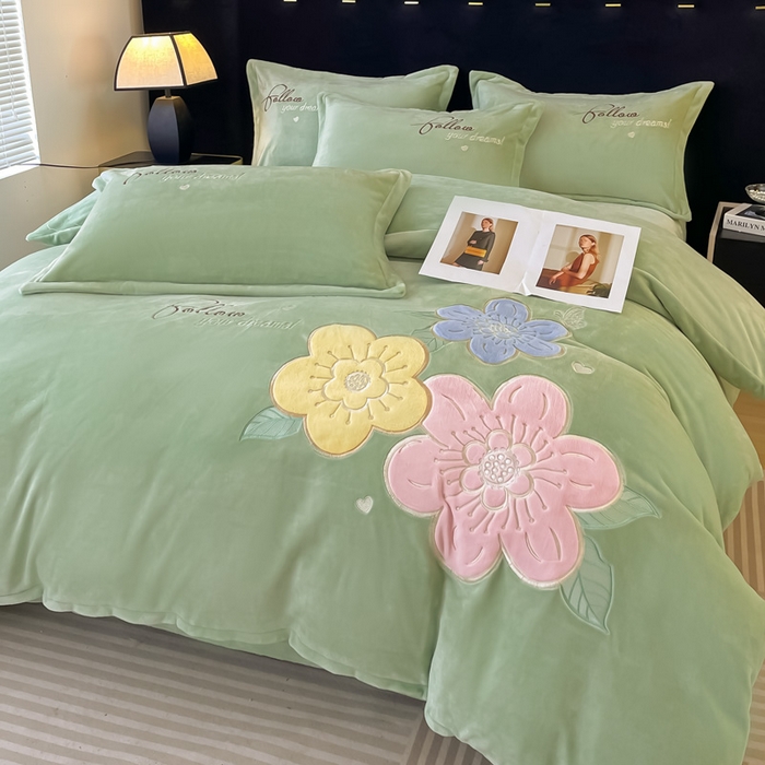 91家纺网 家纺一手货源 找家纺 绒小宣 2025新A类牛奶绒贴布绣四件套-花语 花语-抹茶绿