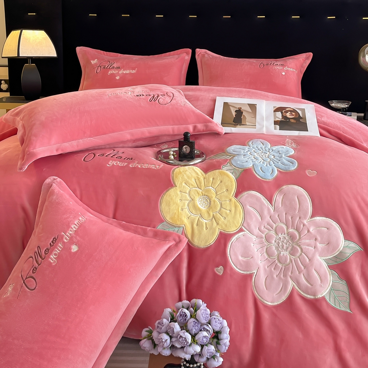 91家纺网 家纺一手货源 找家纺 绒小宣 2025新A类牛奶绒贴布绣四件套-花语 花语-芍药粉
