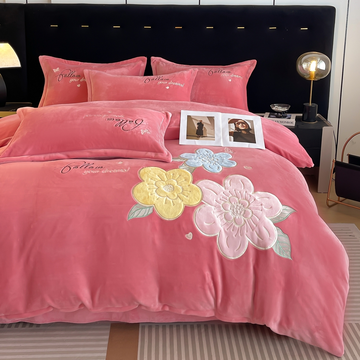 91家纺网 家纺一手货源 找家纺 绒小宣 2025新A类牛奶绒贴布绣四件套-花语 花语-芍药粉