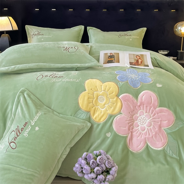 91家纺网 家纺一手货源 找家纺 绒小宣 2025新A类牛奶绒贴布绣四件套-花语 花语-抹茶绿