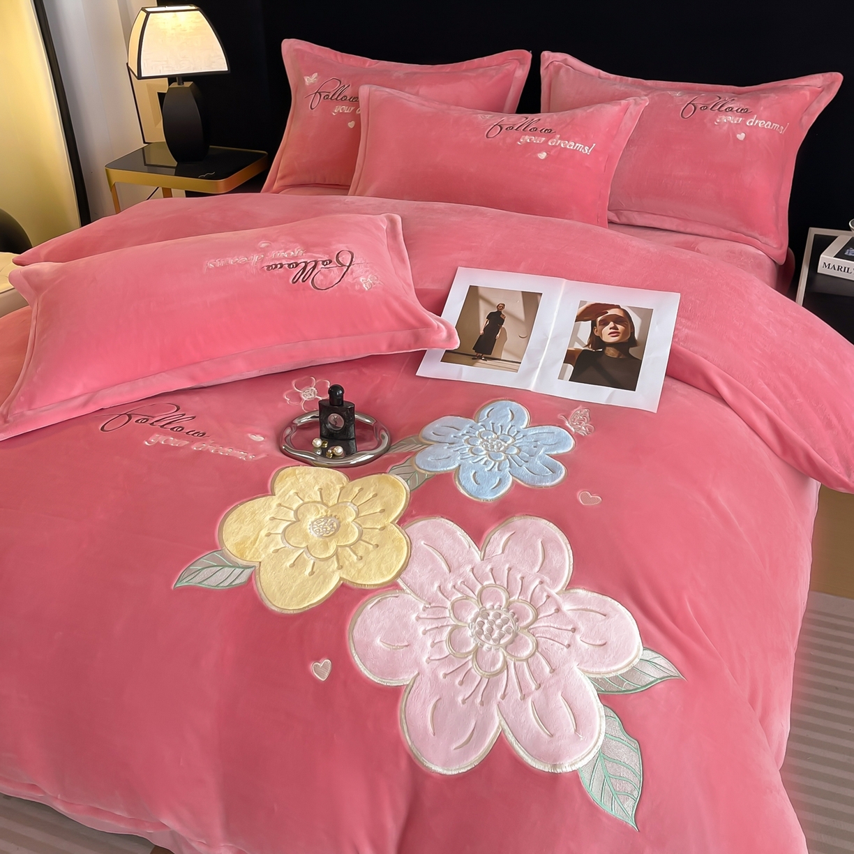 91家纺网 家纺一手货源 找家纺 绒小宣 2025新A类牛奶绒贴布绣四件套-花语 花语-芍药粉