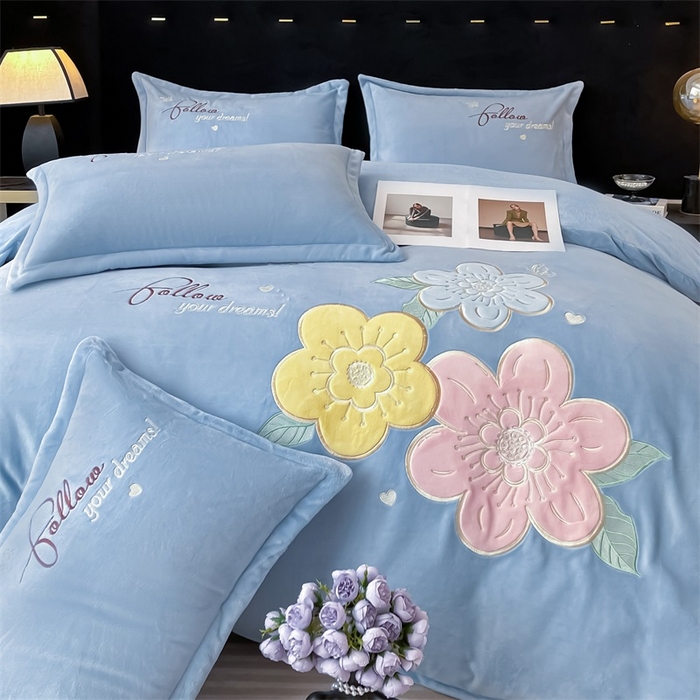 91家纺网 家纺一手货源 找家纺 绒小宣 2025新A类牛奶绒贴布绣四件套-花语 花语-天空兰