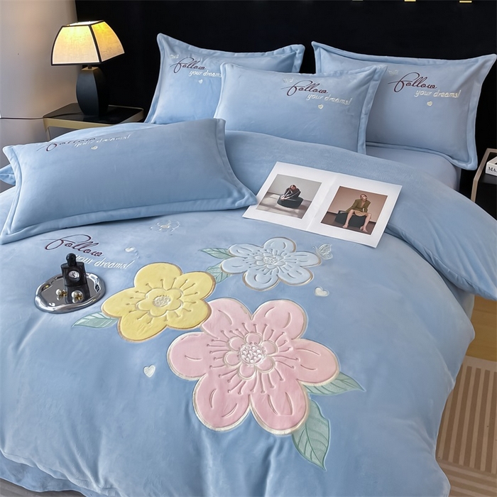 91家纺网 家纺一手货源 找家纺 绒小宣 2025新A类牛奶绒贴布绣四件套-花语 花语-天空兰