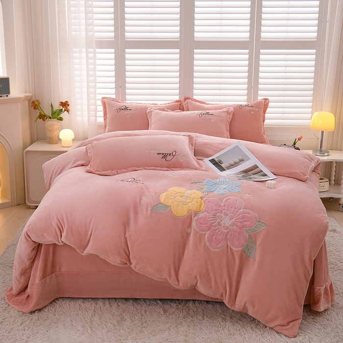 91家纺网 家纺一手货源 找家纺 （总）绒小宣 2025新A类牛奶绒贴布绣四件套-花语