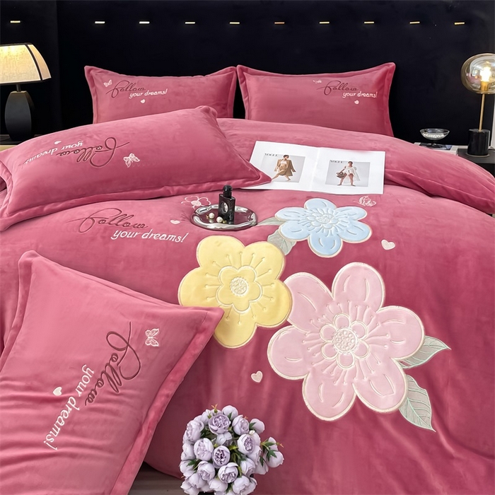 91家纺网 家纺一手货源 找家纺 绒小宣 2025新A类牛奶绒贴布绣四件套-花语 花语-豆沙色