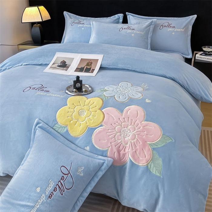 91家纺网 家纺一手货源 找家纺 绒小宣 2025新A类牛奶绒贴布绣四件套-花语 花语-天空兰