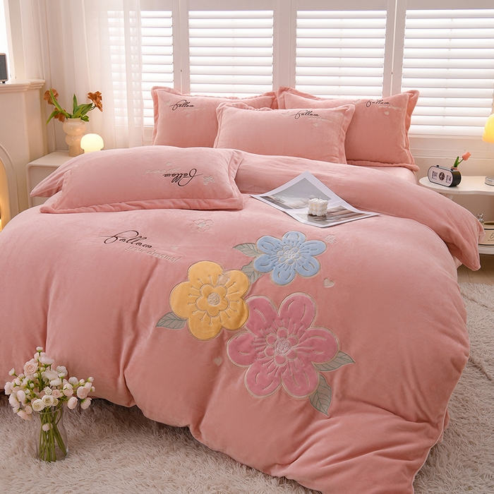 绒小宣 2025新A类牛奶绒贴布绣四件套-花语 花语-浅粉