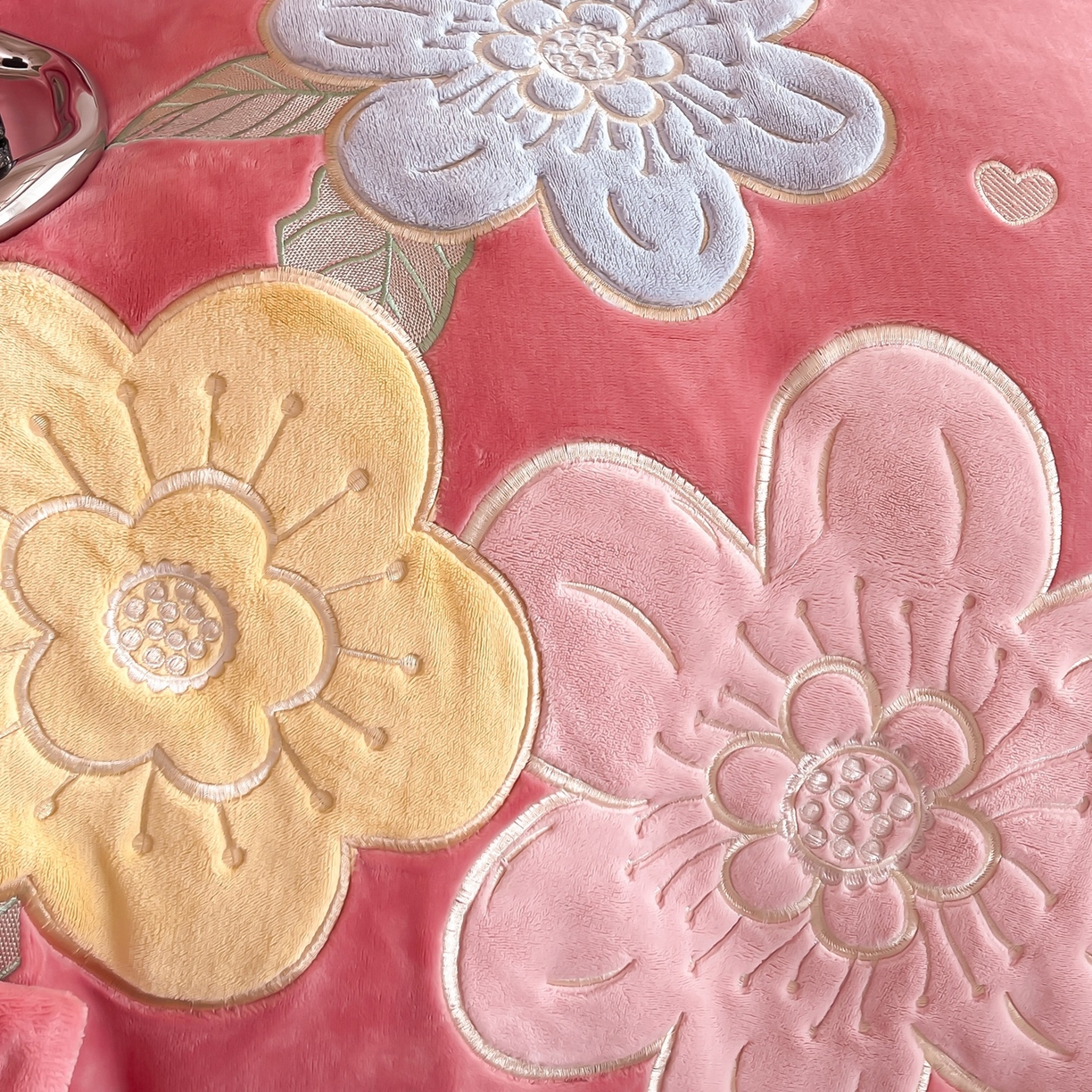 91家纺网 家纺一手货源 找家纺 绒小宣 2025新A类牛奶绒贴布绣四件套-花语 花语-芍药粉