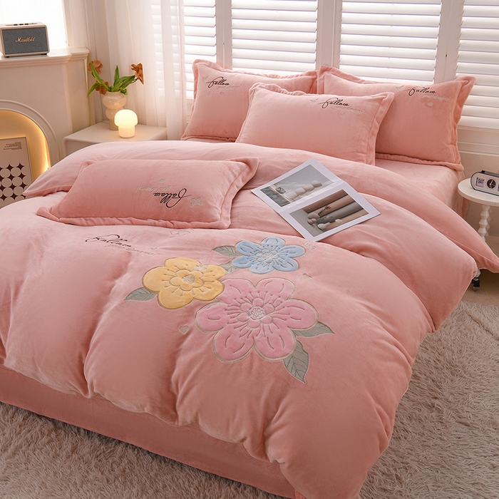 91家纺网 家纺一手货源 找家纺 绒小宣 2025新A类牛奶绒贴布绣四件套-花语 花语-浅粉