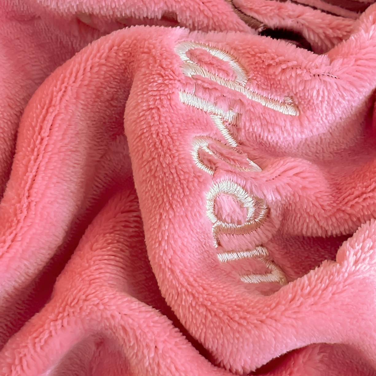 91家纺网 家纺一手货源 找家纺 绒小宣 2025新A类牛奶绒贴布绣四件套-花语 花语-芍药粉