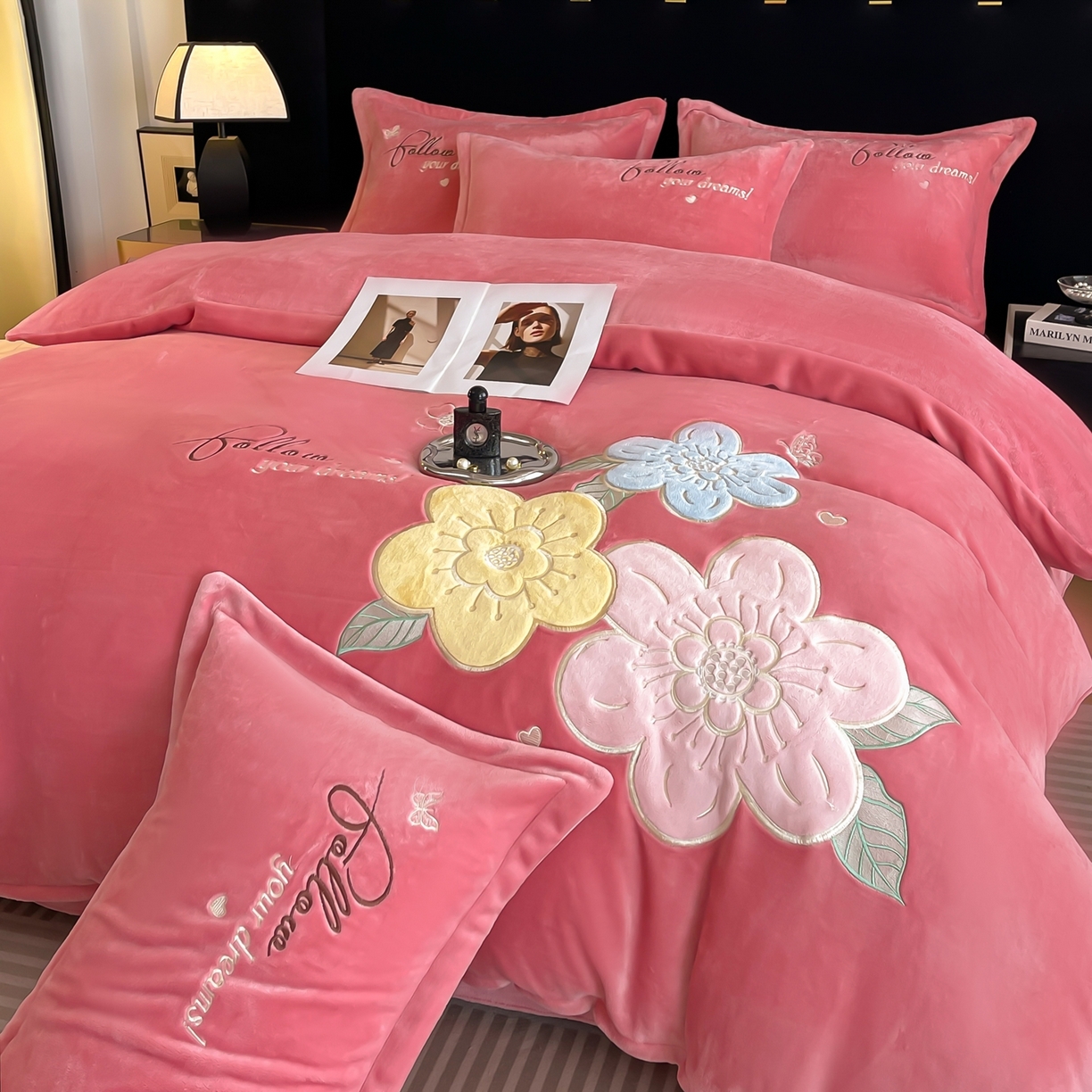 91家纺网 家纺一手货源 找家纺 绒小宣 2025新A类牛奶绒贴布绣四件套-花语 花语-芍药粉