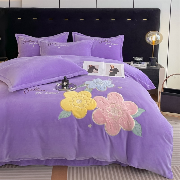 91家纺网 家纺一手货源 找家纺 绒小宣 2025新A类牛奶绒贴布绣四件套-花语 花语-浅夏紫