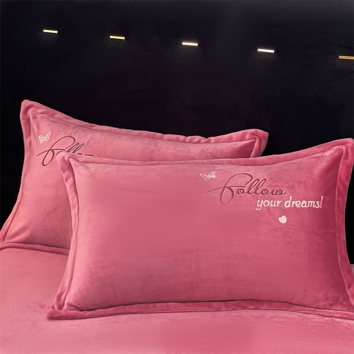 91家纺网 家纺一手货源 找家纺 绒小宣 2025新A类牛奶绒贴布绣四件套-花语 花语-豆沙色