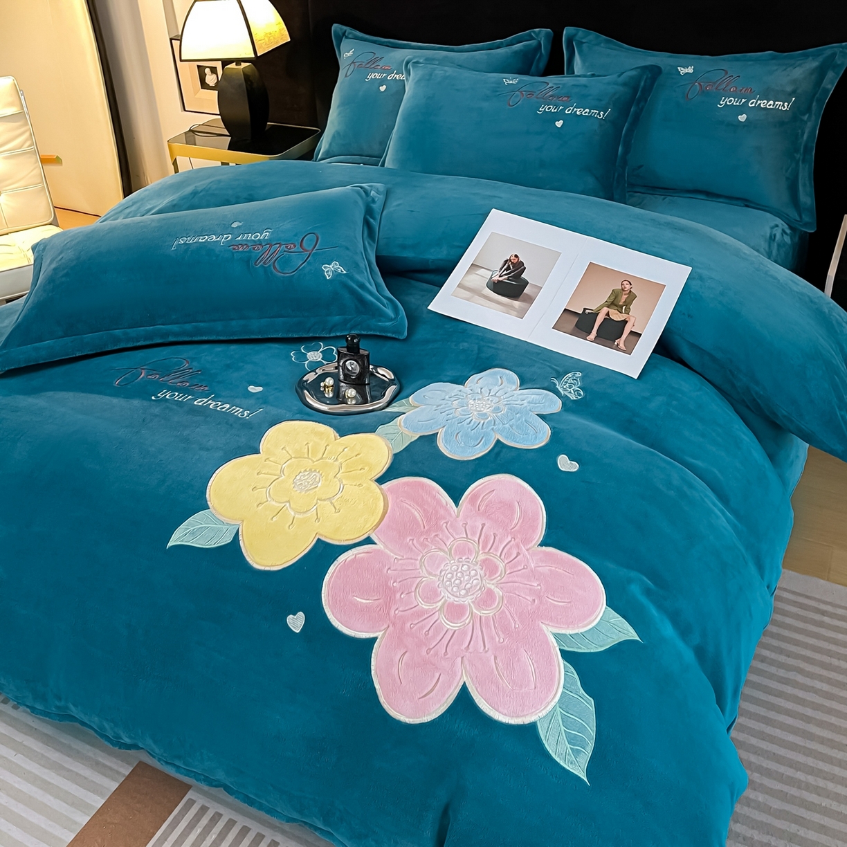 91家纺网 家纺一手货源 找家纺 绒小宣 2025新A类牛奶绒贴布绣四件套-花语 花语-宝石蓝