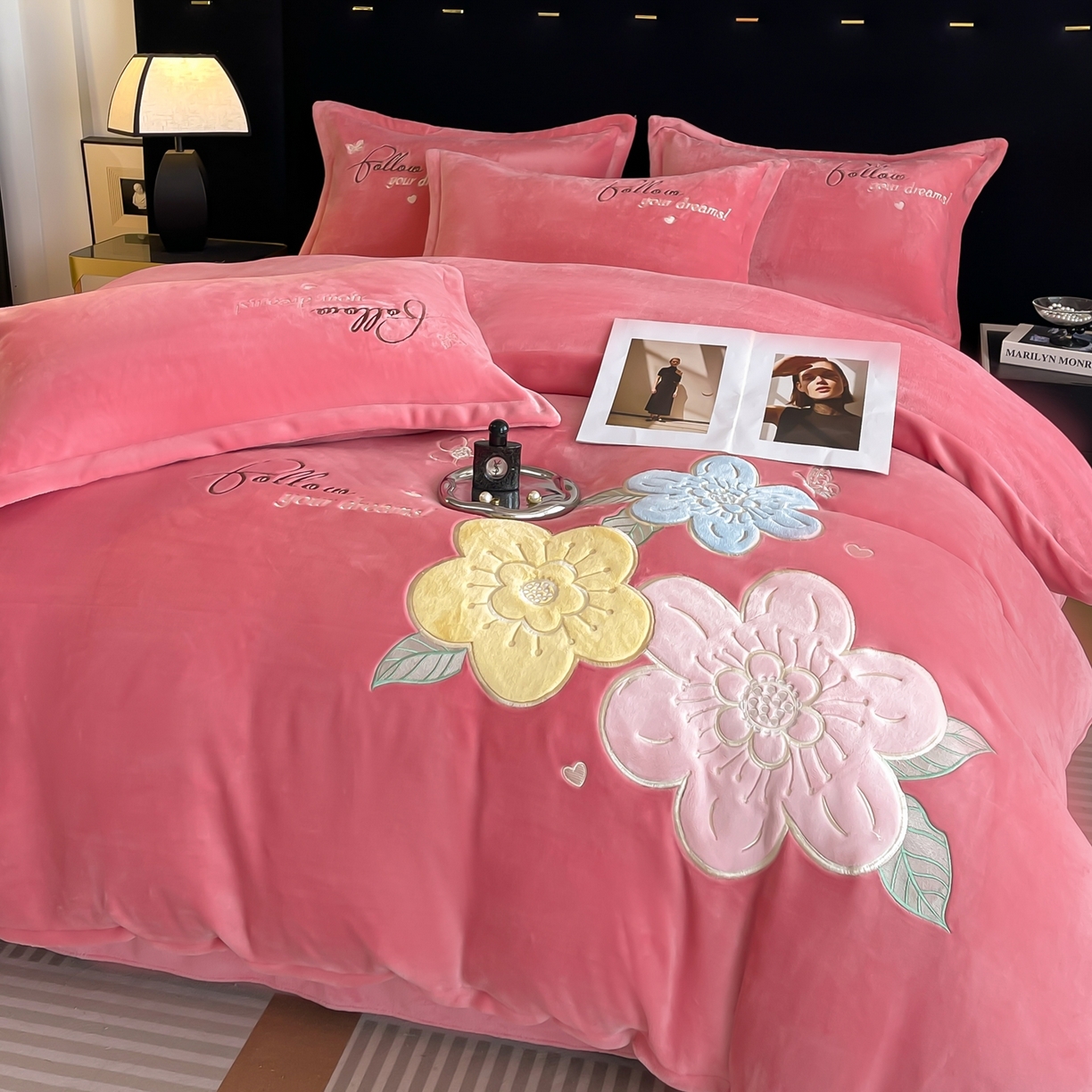 91家纺网 家纺一手货源 找家纺 绒小宣 2025新A类牛奶绒贴布绣四件套-花语 花语-芍药粉