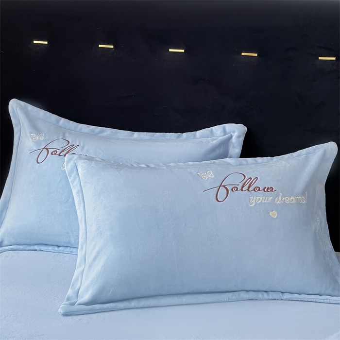 91家纺网 家纺一手货源 找家纺 绒小宣 2025新A类牛奶绒贴布绣四件套-花语 花语-天空兰