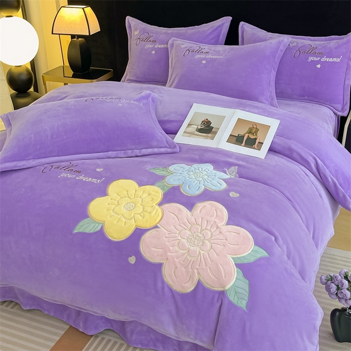 91家纺网 家纺一手货源 找家纺 绒小宣 2025新A类牛奶绒贴布绣四件套-花语 花语-浅夏紫
