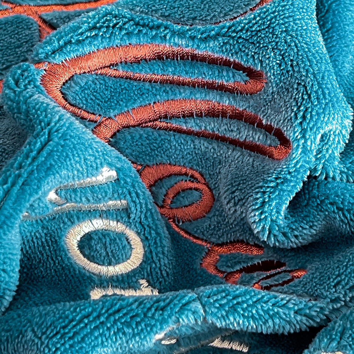 91家纺网 家纺一手货源 找家纺 绒小宣 2025新A类牛奶绒贴布绣四件套-花语 花语-宝石蓝