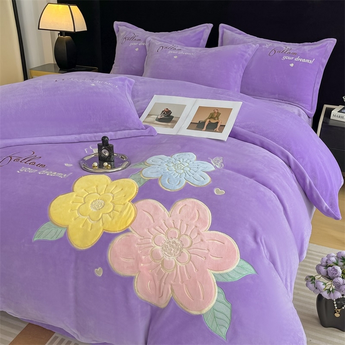 91家纺网 家纺一手货源 找家纺 绒小宣 2025新A类牛奶绒贴布绣四件套-花语 花语-浅夏紫