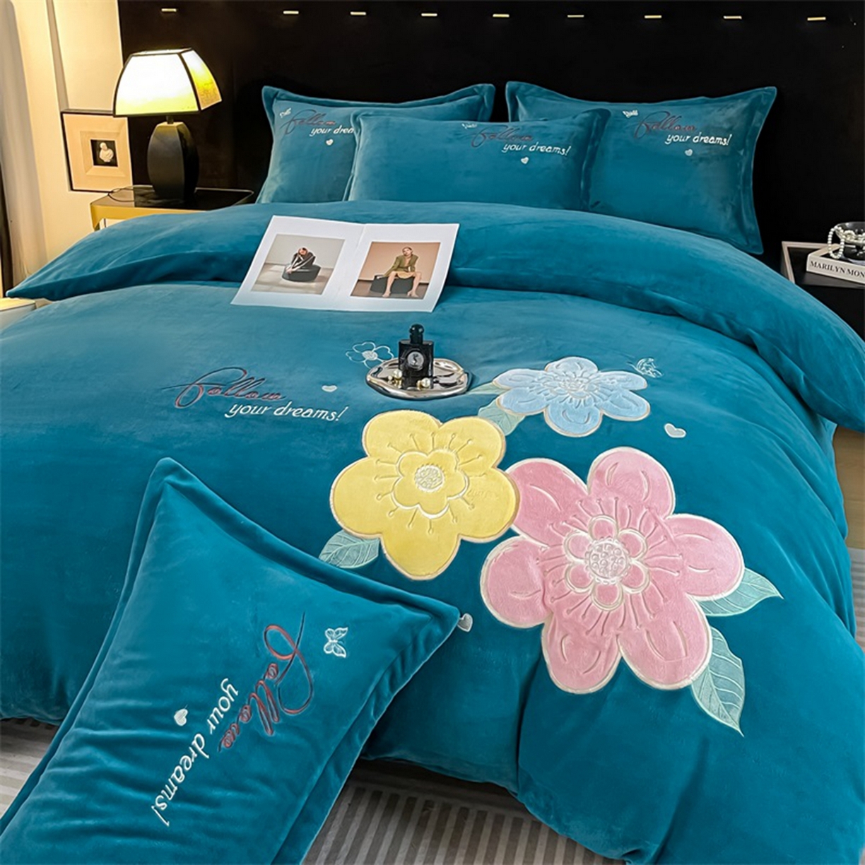 91家纺网 家纺一手货源 找家纺 绒小宣 2025新A类牛奶绒贴布绣四件套-花语 花语-宝石蓝