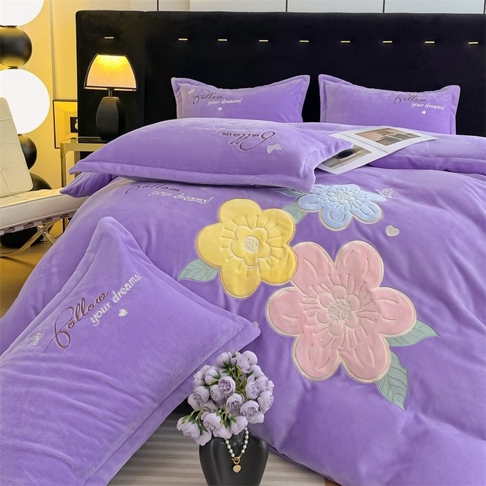 91家纺网 家纺一手货源 找家纺 绒小宣 2025新A类牛奶绒贴布绣四件套-花语 花语-浅夏紫